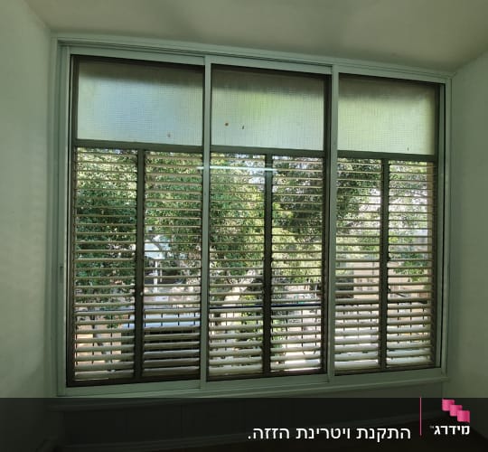 חלון אלומיניום עם תריסים אופקיים